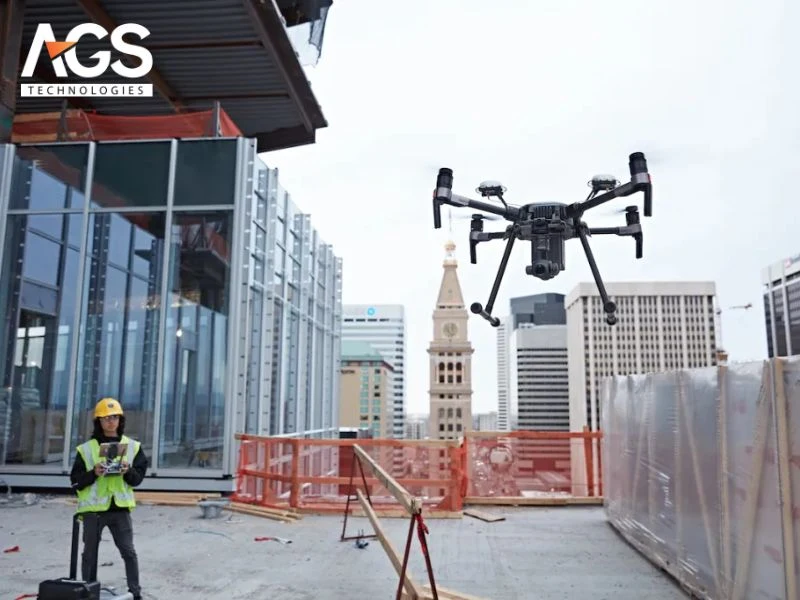 drone kiểm tra máy móc trong nhà máy