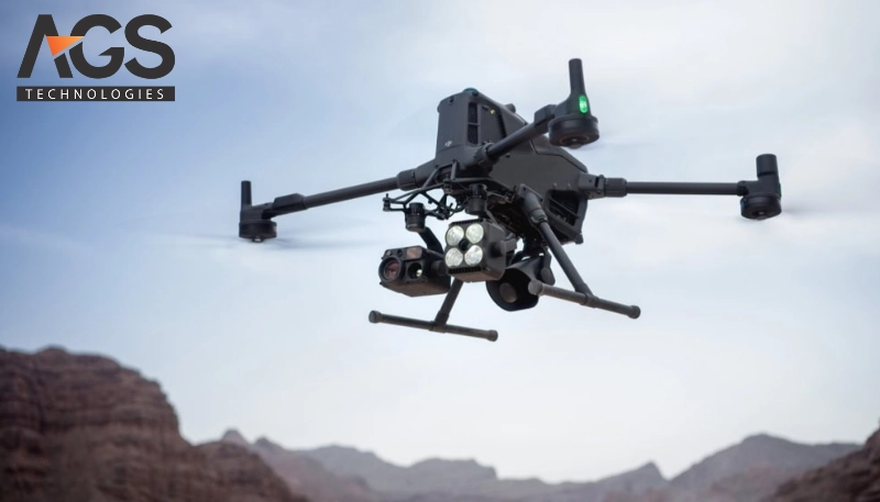 DJI Matrice 400 được trang bị đèn chiếu, loa và các tải trọng khác